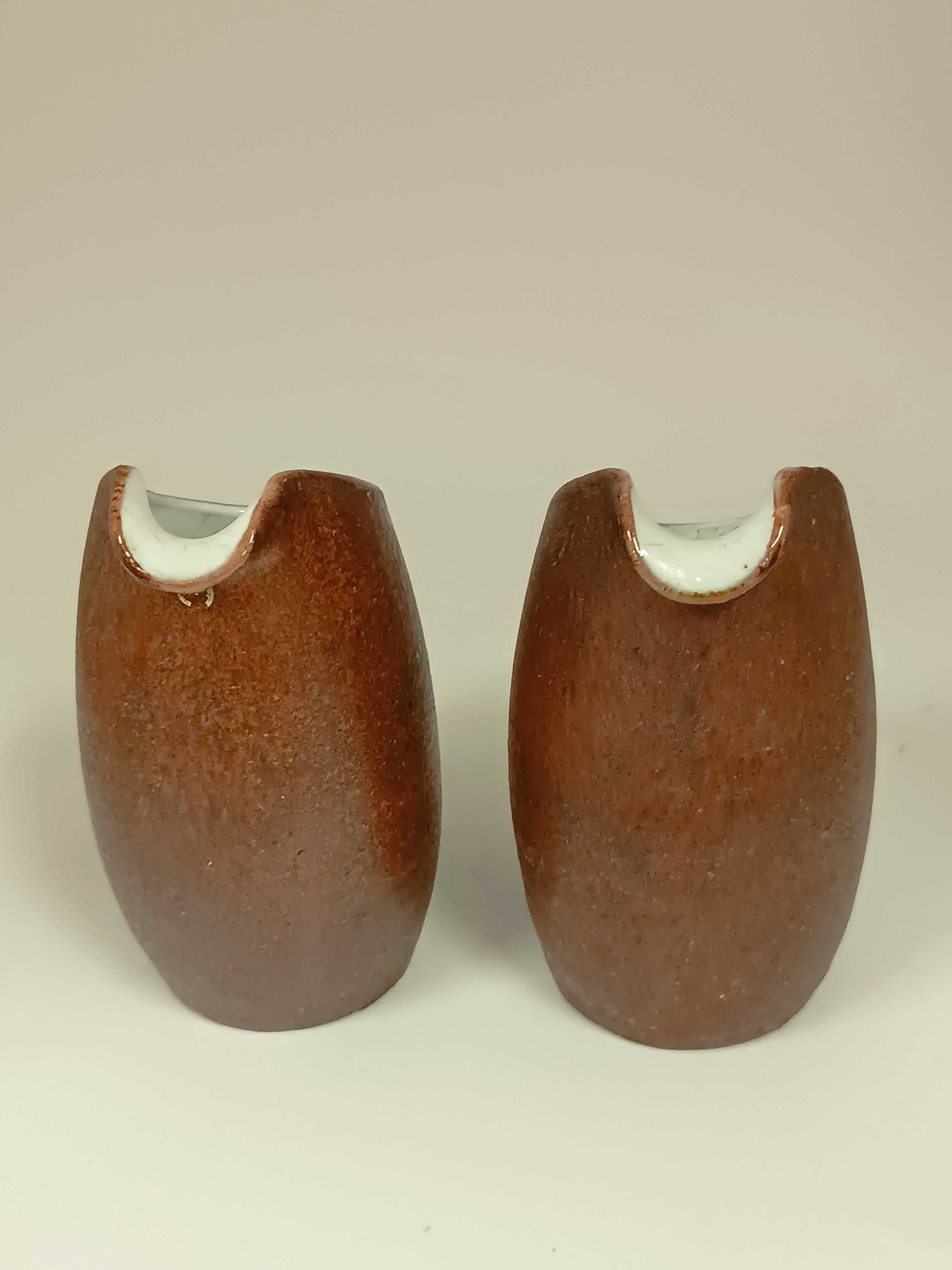 Raro Conjunto de dois pequenos jarros modernistas ass. Carlos Vizeu