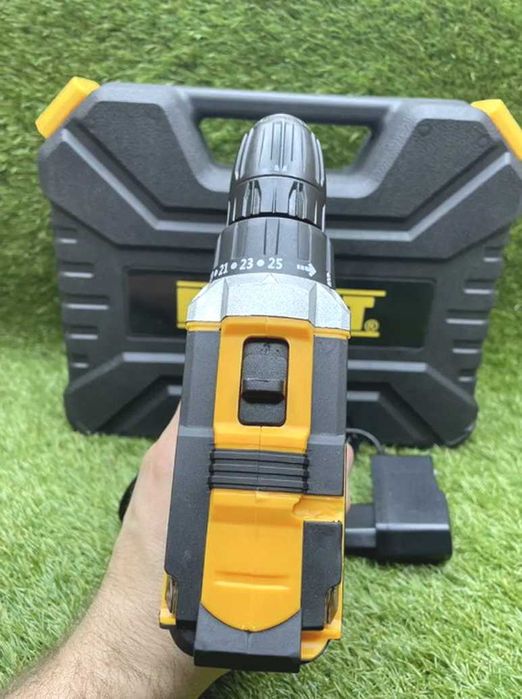 Шуруповерт потужний DeWALT 12V з набором і кейсом