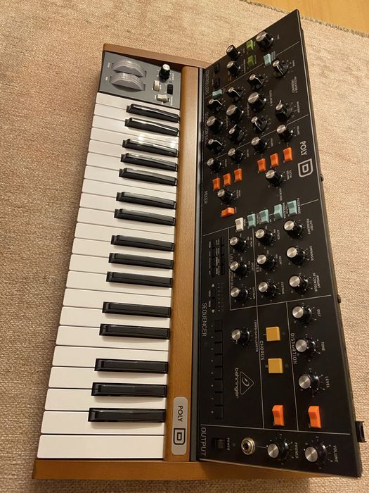 Sintetizador Behringer Poly D