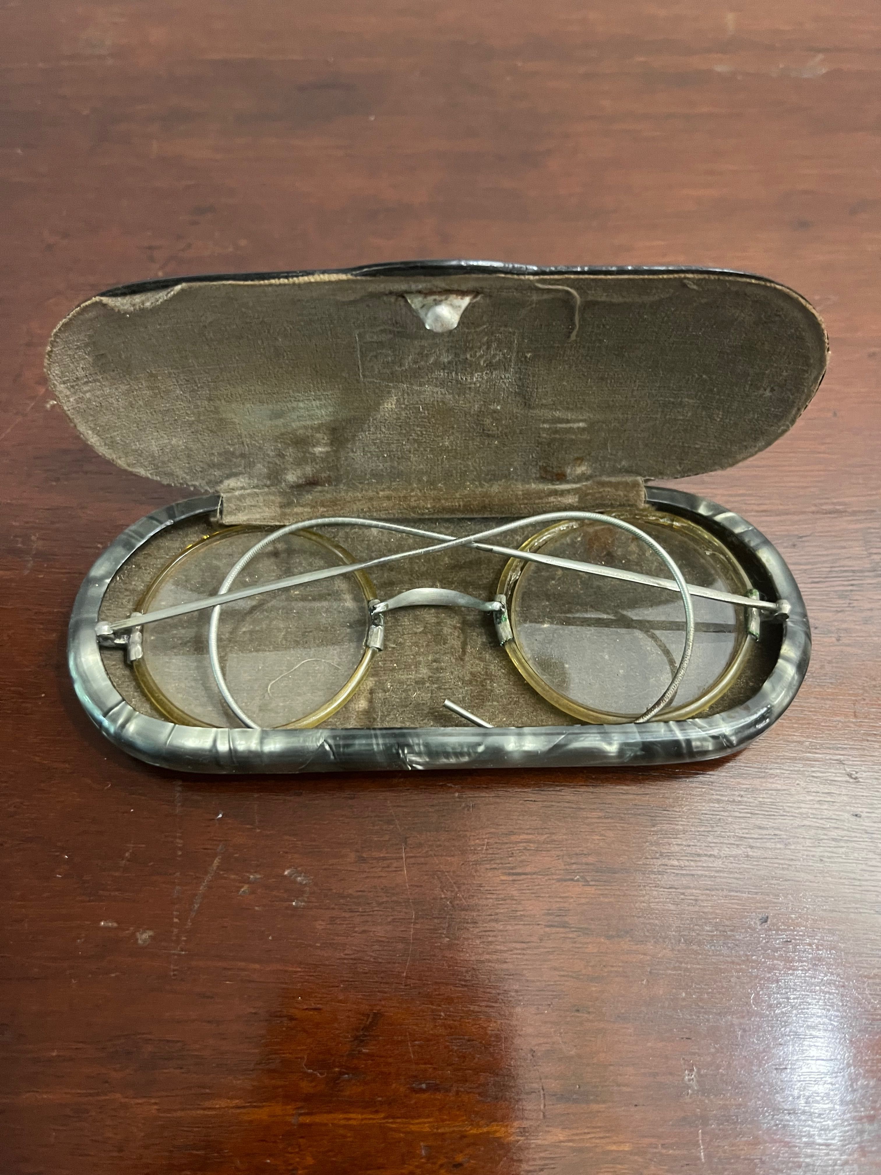 Óculos antigos com caixa
