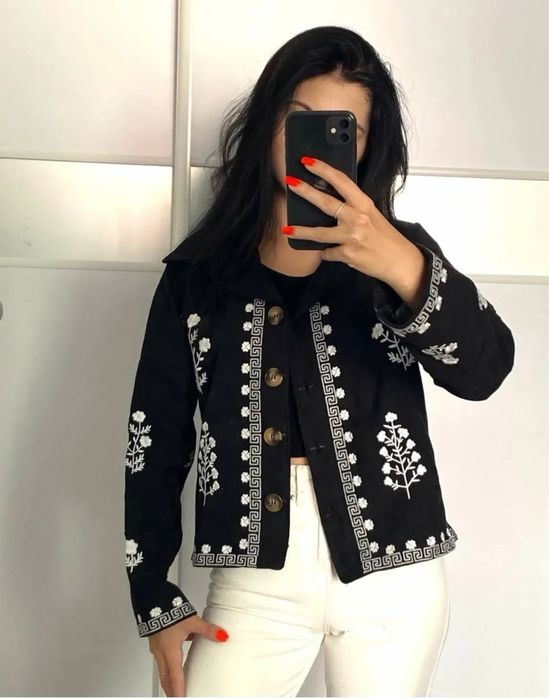 Розпродаж вишиванок, жилеток, жакетиків.