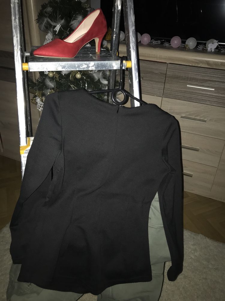 Bluzka czarna ozdobiona pid szyją Freesja Collection