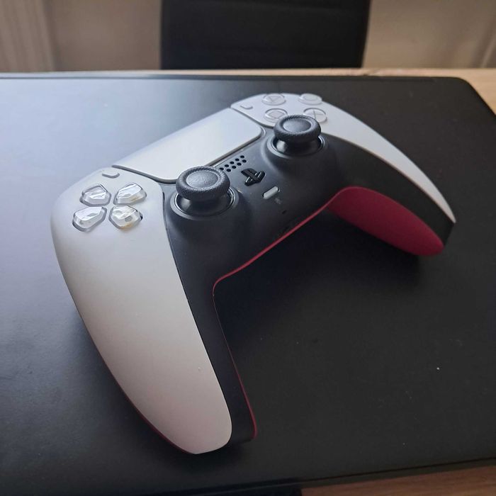 Pad PS5 - oryginalny (zmodyfikowany bialo-czerwony)