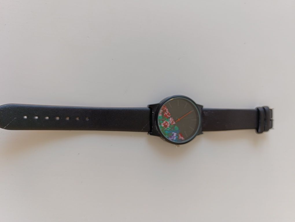 Minimalistyczny zegarek czarny kwiaty