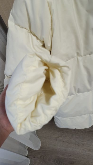 Продам молочний пуховик жіночий