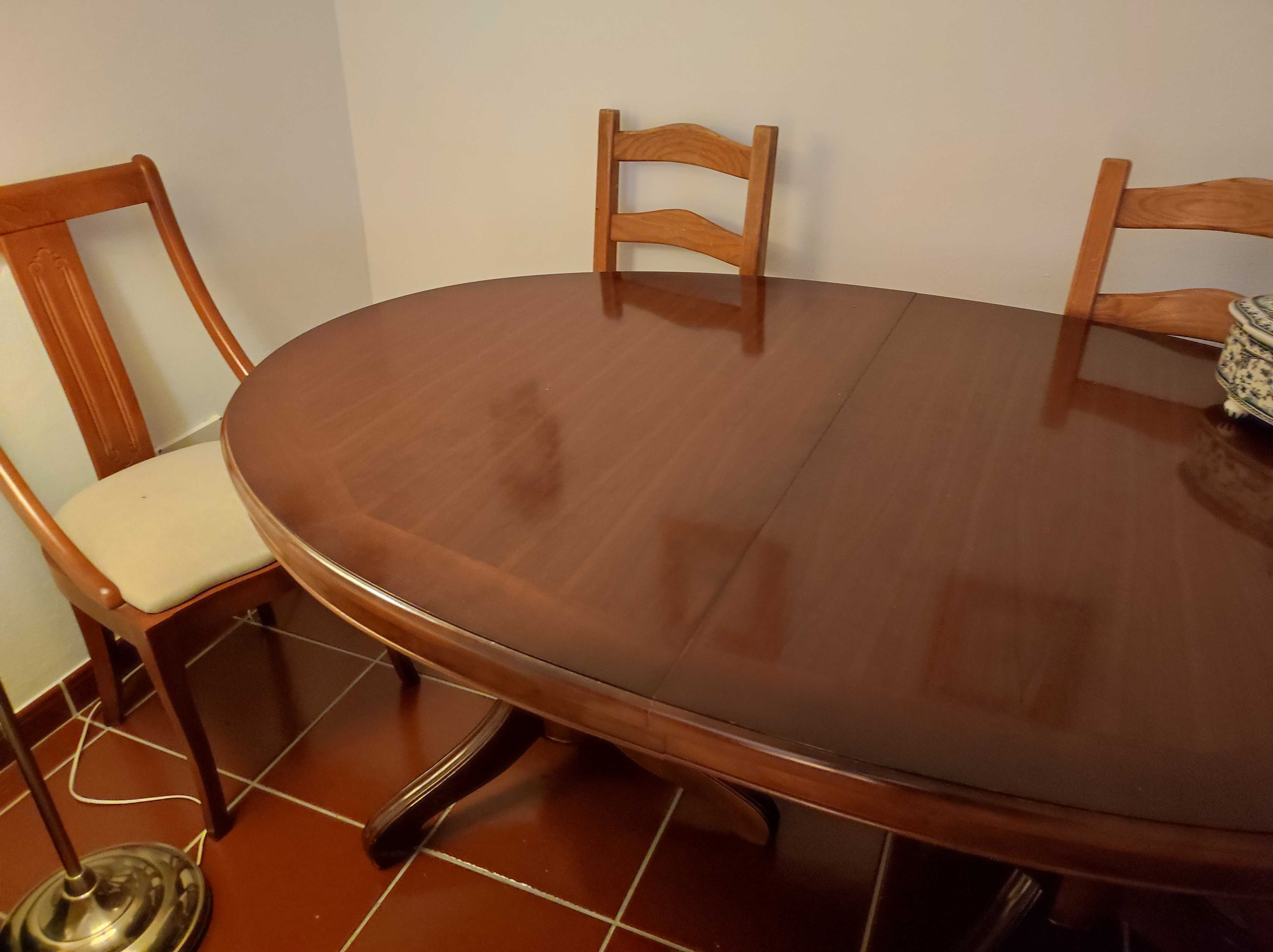 Mesa de sala para 6 ou 8 pessoas com 4 cadeiras