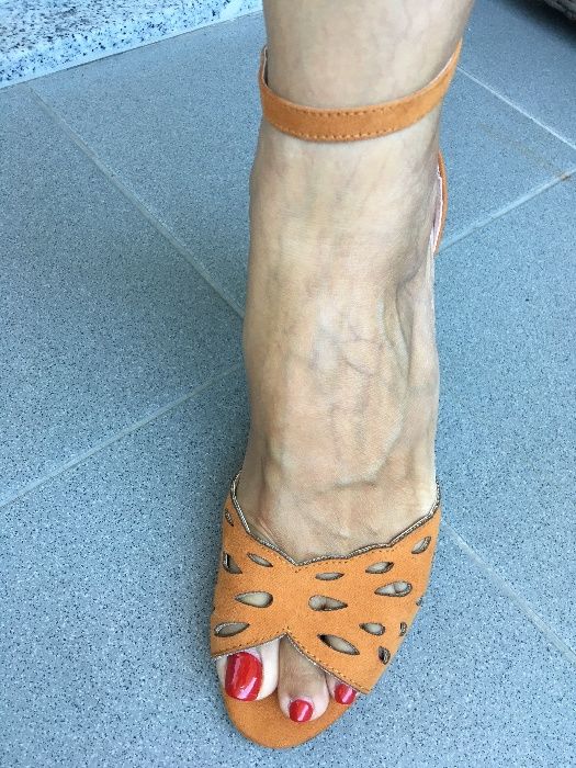 Sandália amarela lindíssima