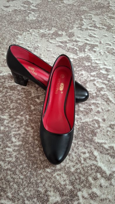 Женские туфли на устойчивом каблуке