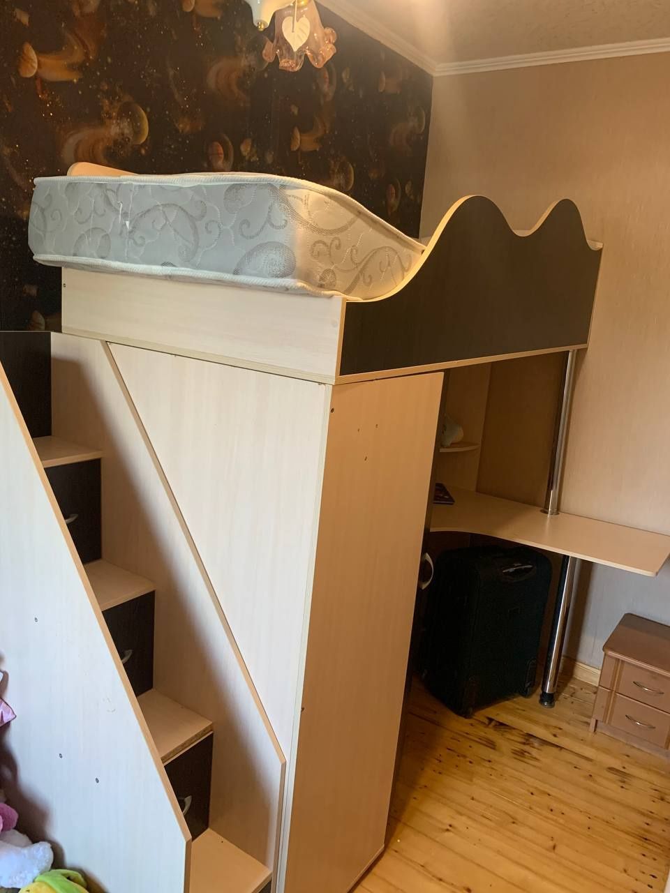 Продам детскую кровать с письменным столом,с матрасом, самовывоз
