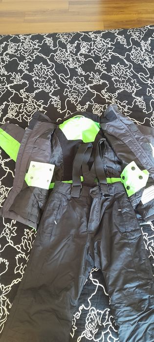 Calças e casaco para neve