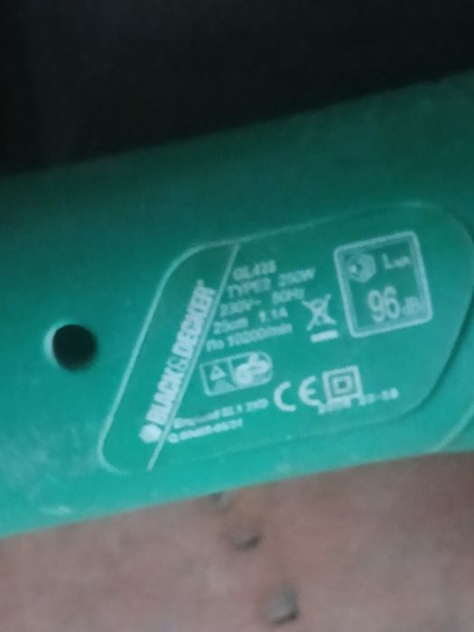 Máquina de aparar relva