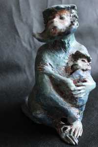 Piękna rzeźba ceramiczna - małpa gereza.