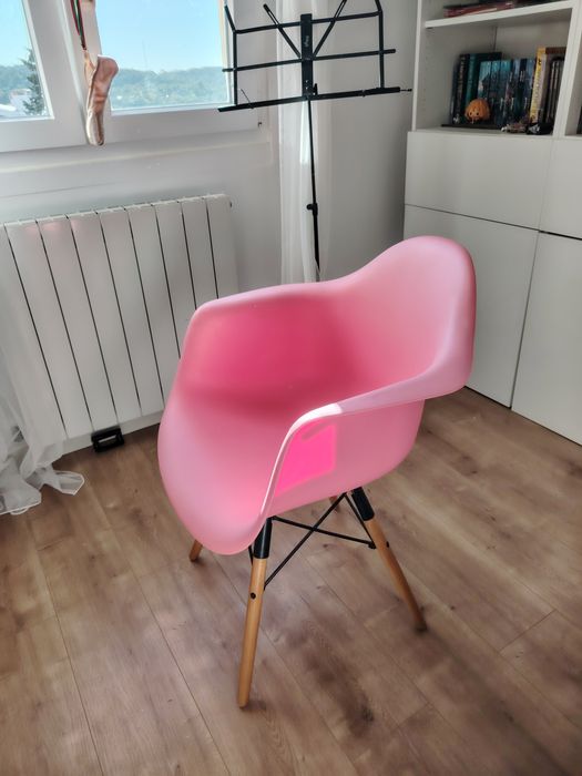 Cadeira cor-de-rosa para secretária ou decoração