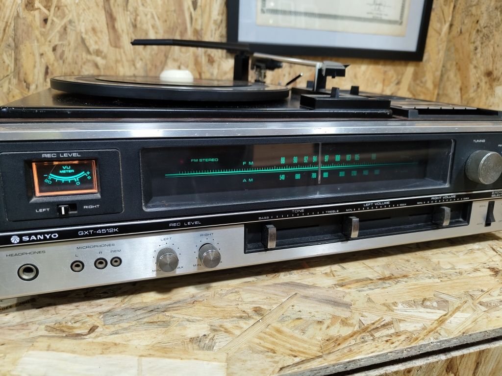 Aparelhagem sanyo anos 70, gira discos, radio e leitor de cassetes