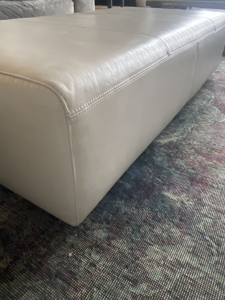Duży skórzany podnóżek Natuzzi