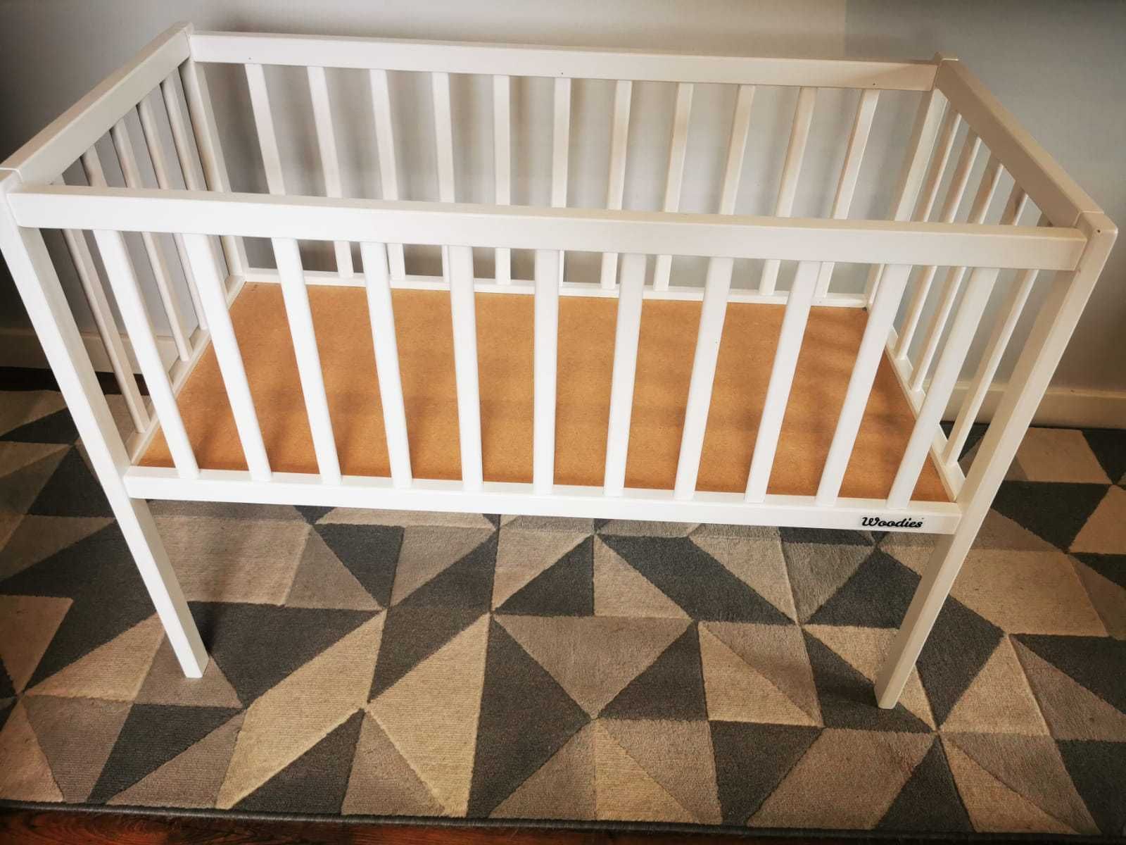 Małe łóżeczko bedside crib Woodies białe 40x90 z materacem