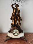 Relógio de mesa com estatueta