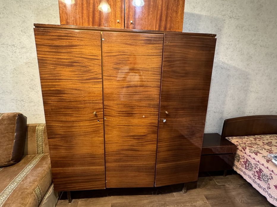Шафа тридверна радянська, лакована (без верхньої секції)