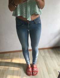 Jasne jeansy spodnie rurki dopasowane skiny super low H&M