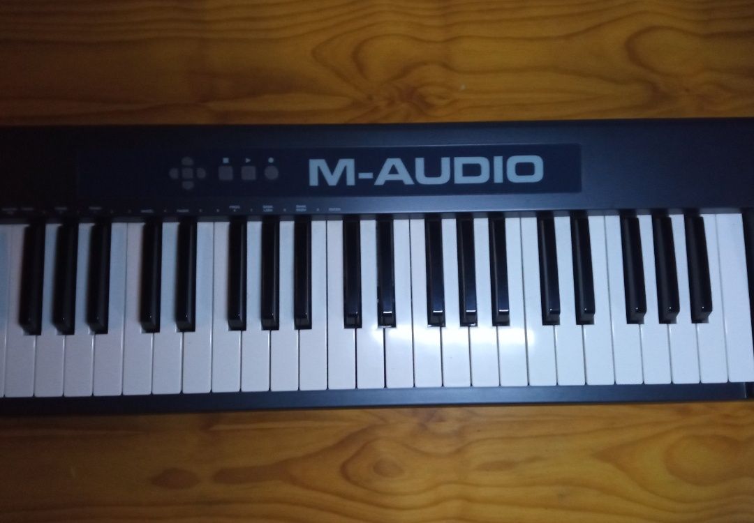 Teclado MIDI M-AUDIO Keystation 88 como novo + Cabo Lightning para USB