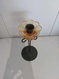Metalowy świecznik z kwiatem ze szkła