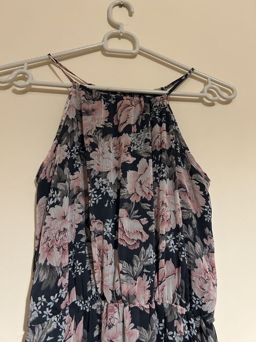 Długa letnia sukienka w kwiaty na ramiączkach