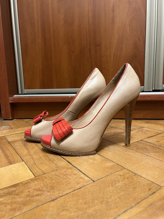 Туфлі на підборах бежеві з метеликом, розмір 39. На випускний, свято