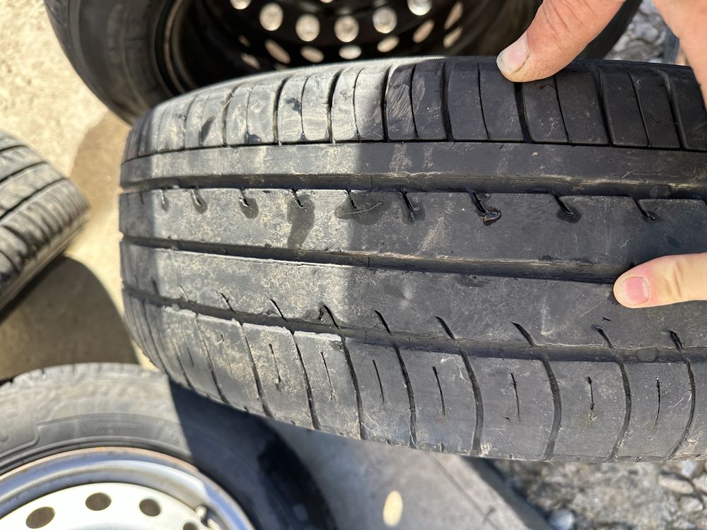 В продажу резина діаметер 215/65R16