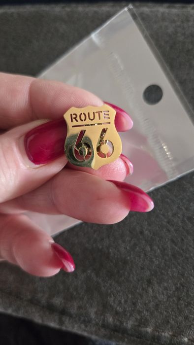 Przypinka Route 66 zlota.
