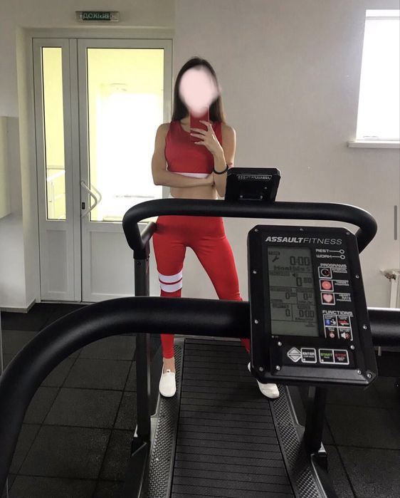 Червоний спортивний костюм – топ і лосини з білими вставками