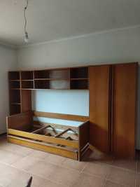 Estúdio composto por 3 módulos com prateleiras, guarda fato, 2 camas,