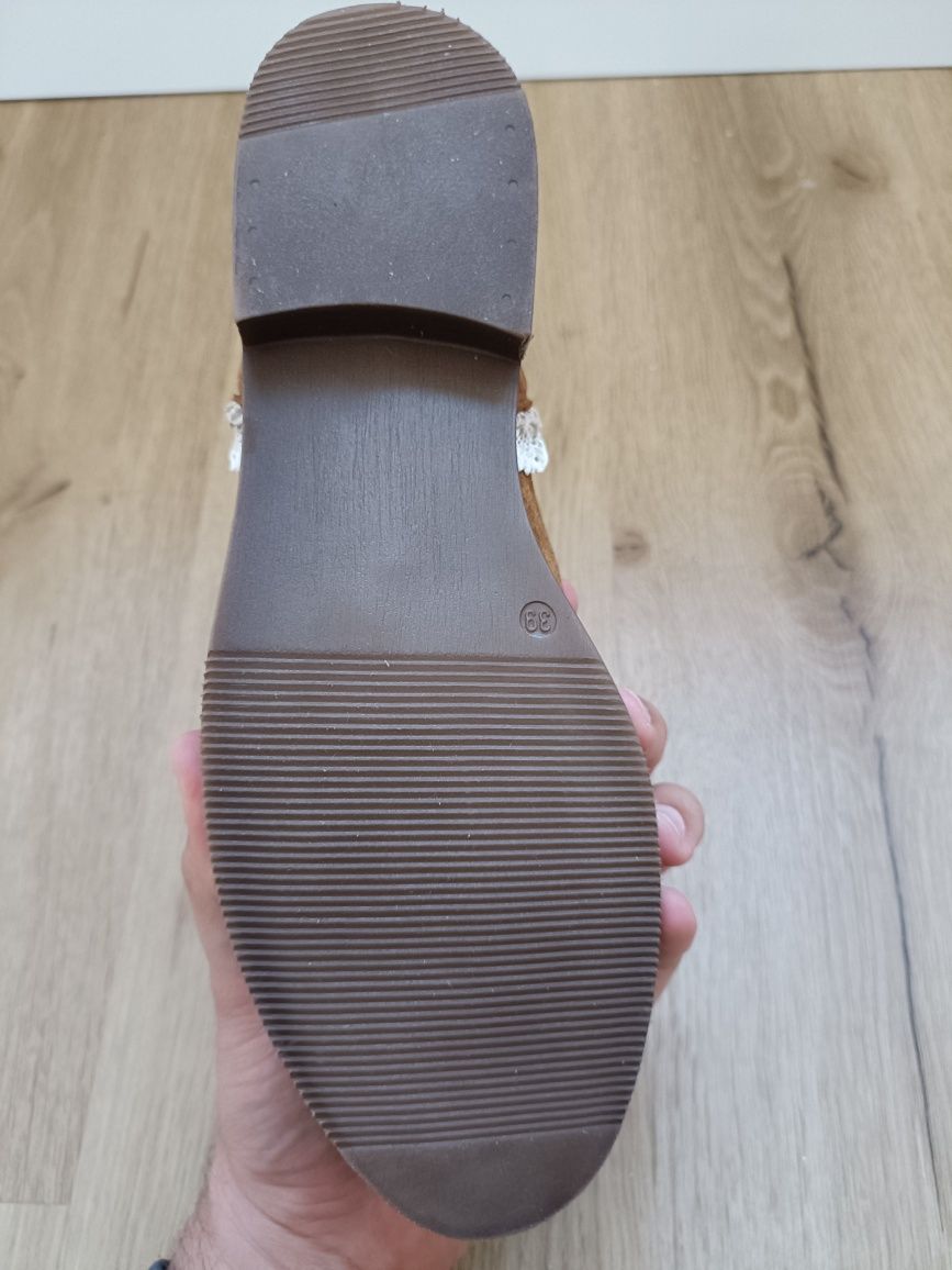 Botas 39, Novas da Ginova