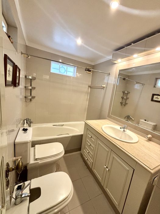 Quarto individual com casa de banho privativa.