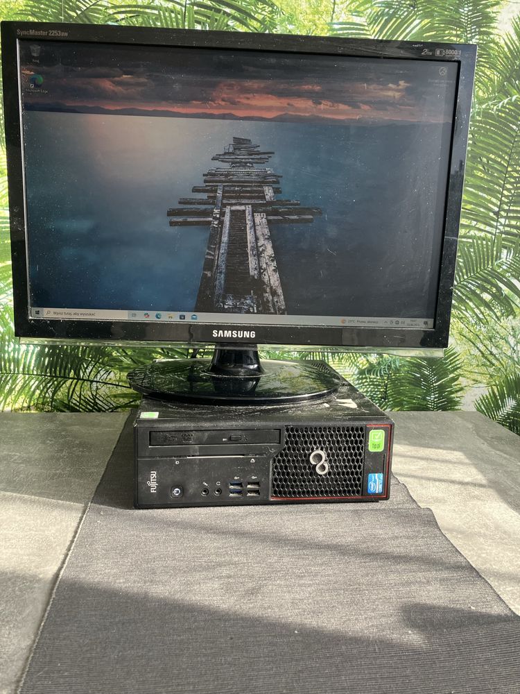 Komputer stacjonarny z monitorem