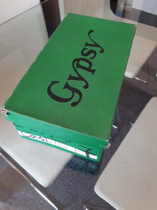 Sapatos castanhos em verniz efeito crocodilo em pele
