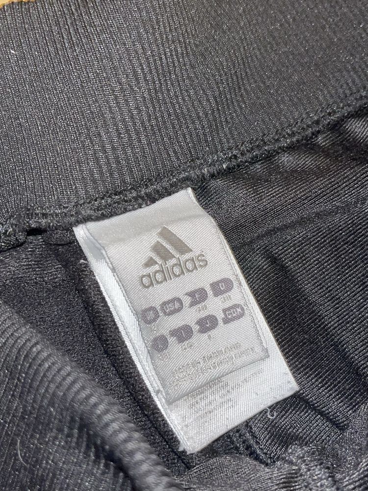 Czarne spodnie Adidas z szerokimi nogawkami i kieszeniami