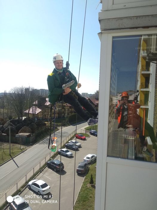 Мийка вікон квартир трц офісів дах будинку миття  альпіністи шви