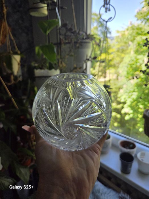 Mały kryształowy wazonik