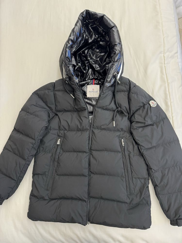 Kispo Moncler  ………………….:::::….:..:::…………