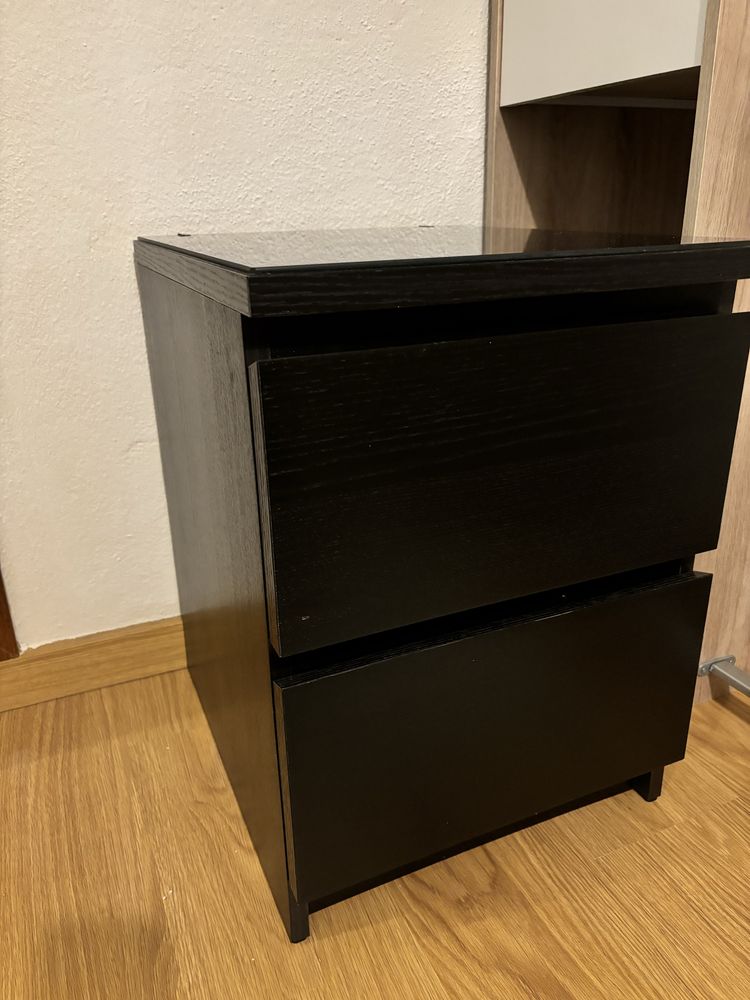 Mesa de cabeceira Malm do IKEA com vidro