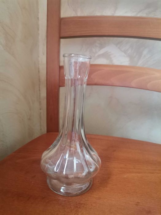 Szklany przezroczysty wazonik