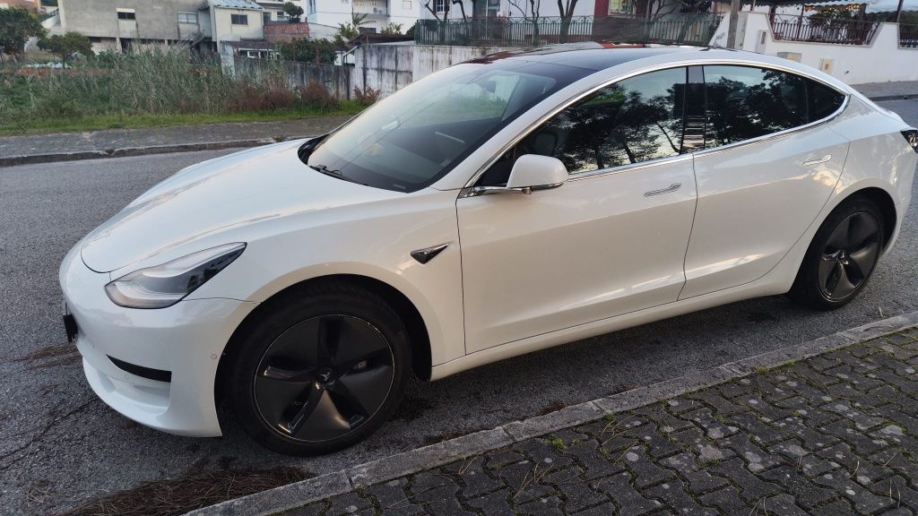 Tesla Model 3 SR+