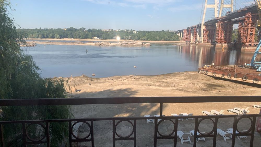 Отель на березі Дніпра