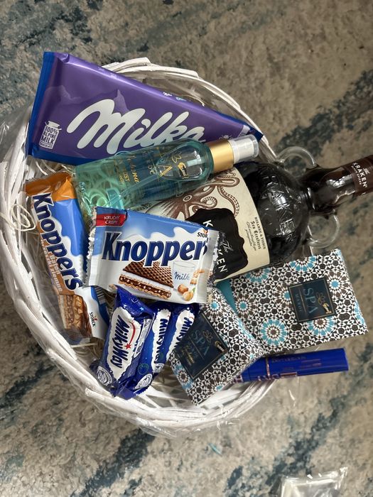 Kosz prezetowy ze slodyczami