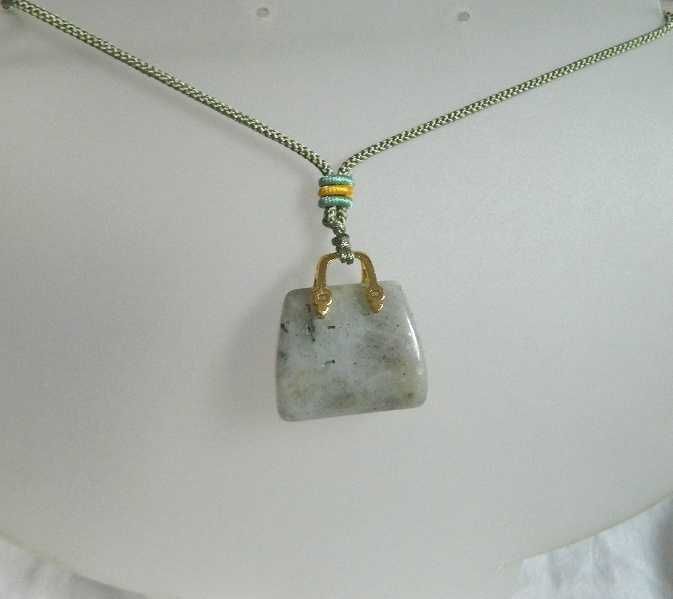 Labradoryt - kamień transformacji, wisiorek torebka