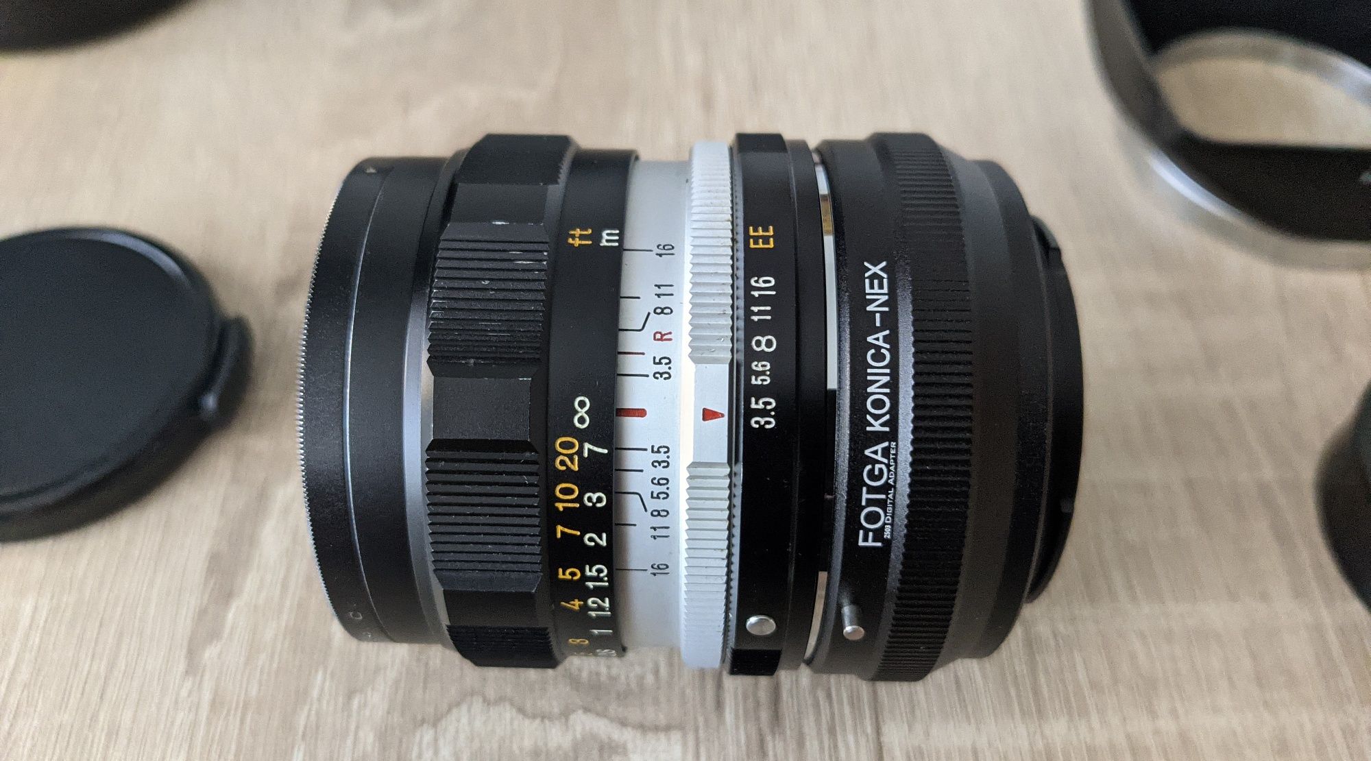 Konica Hexanon AR 28mm f/3.5 (7-el.) + adapter AR Sony E + osłona