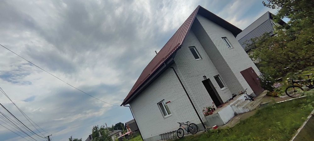 Новий двоповерховий цегляний будинок.4 кімнати.Гараж.10 соток землі