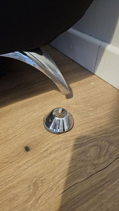 Czarna kanapa z funkcją spania