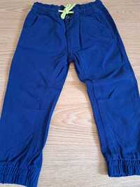 Granatowe spodnie 51015 jogersy 104