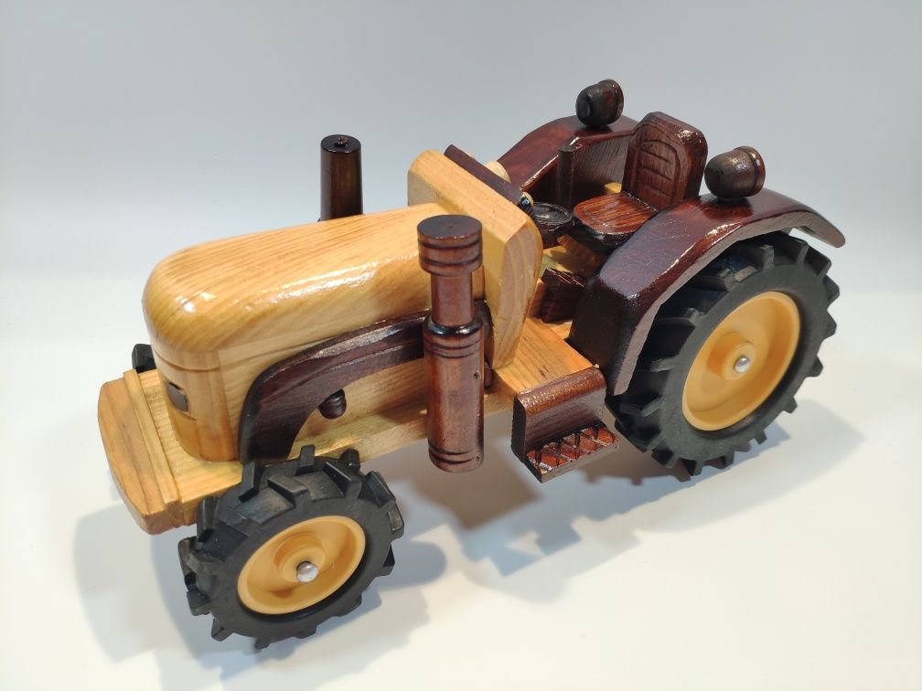 Drewniany traktor - model z otwartą kabiną.